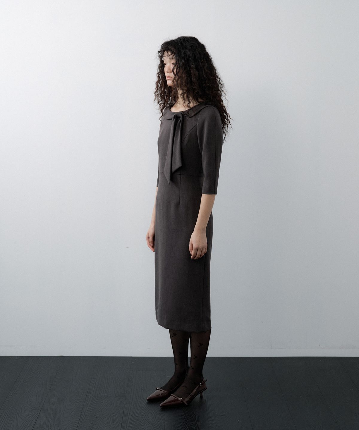 루시르주(LUCIR ZU) Ribbon-Tie Boat Neck Dress (Charcoal)