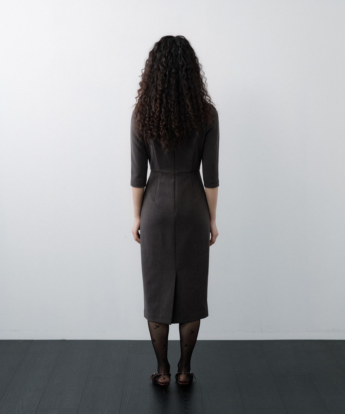 루시르주(LUCIR ZU) Ribbon-Tie Boat Neck Dress (Charcoal)
