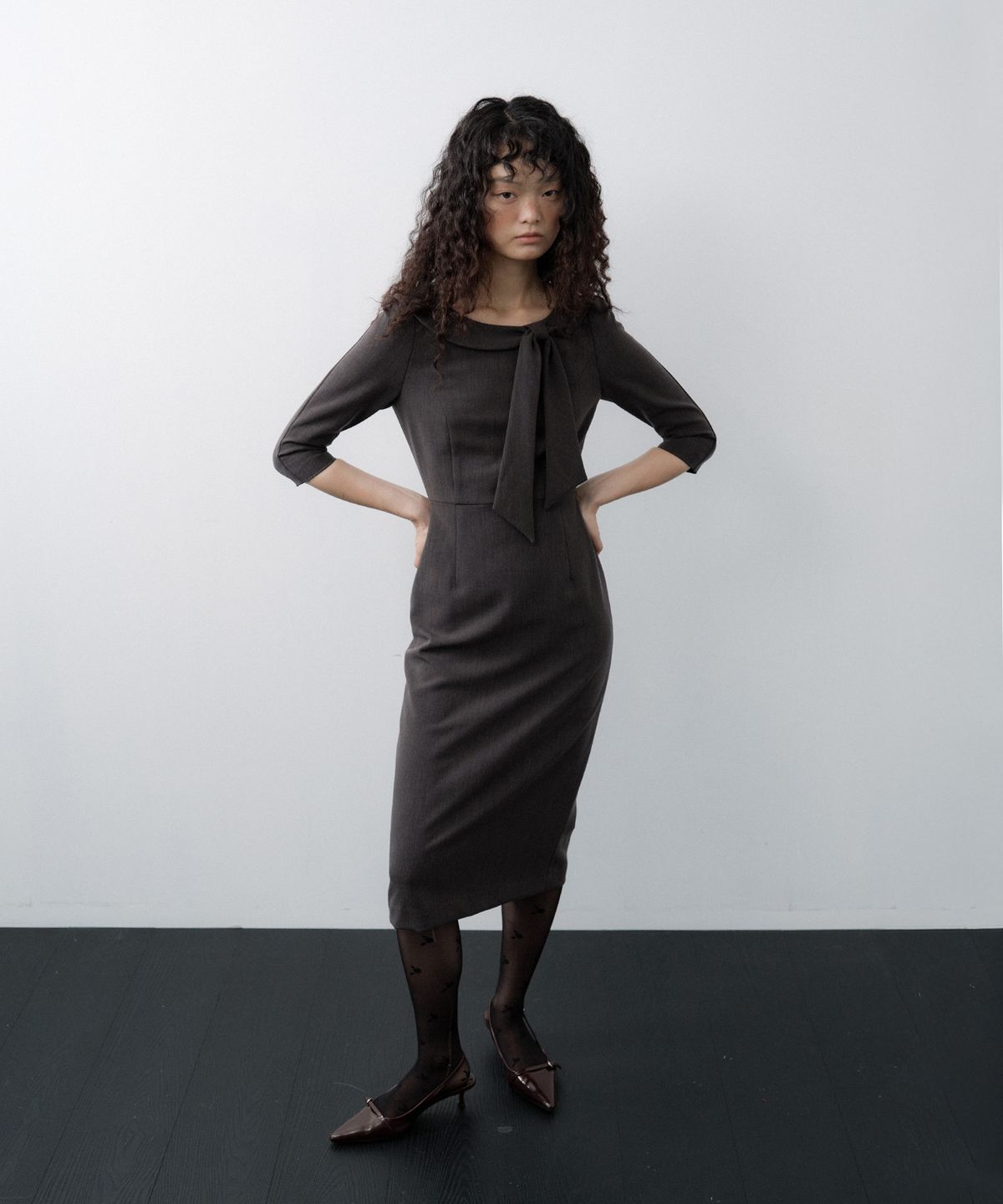 루시르주(LUCIR ZU) Ribbon-Tie Boat Neck Dress (Charcoal)