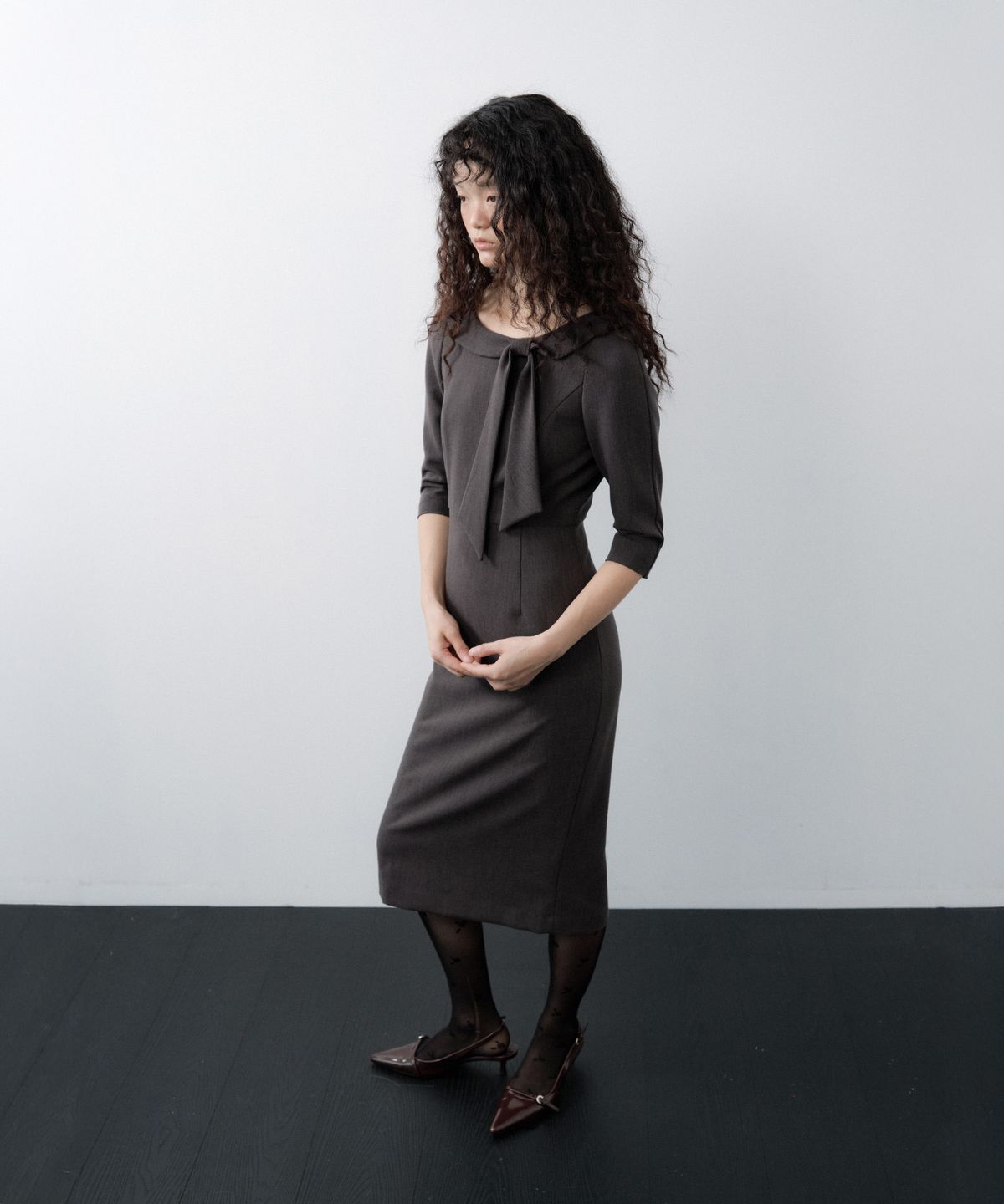 루시르주(LUCIR ZU) Ribbon-Tie Boat Neck Dress (Charcoal)