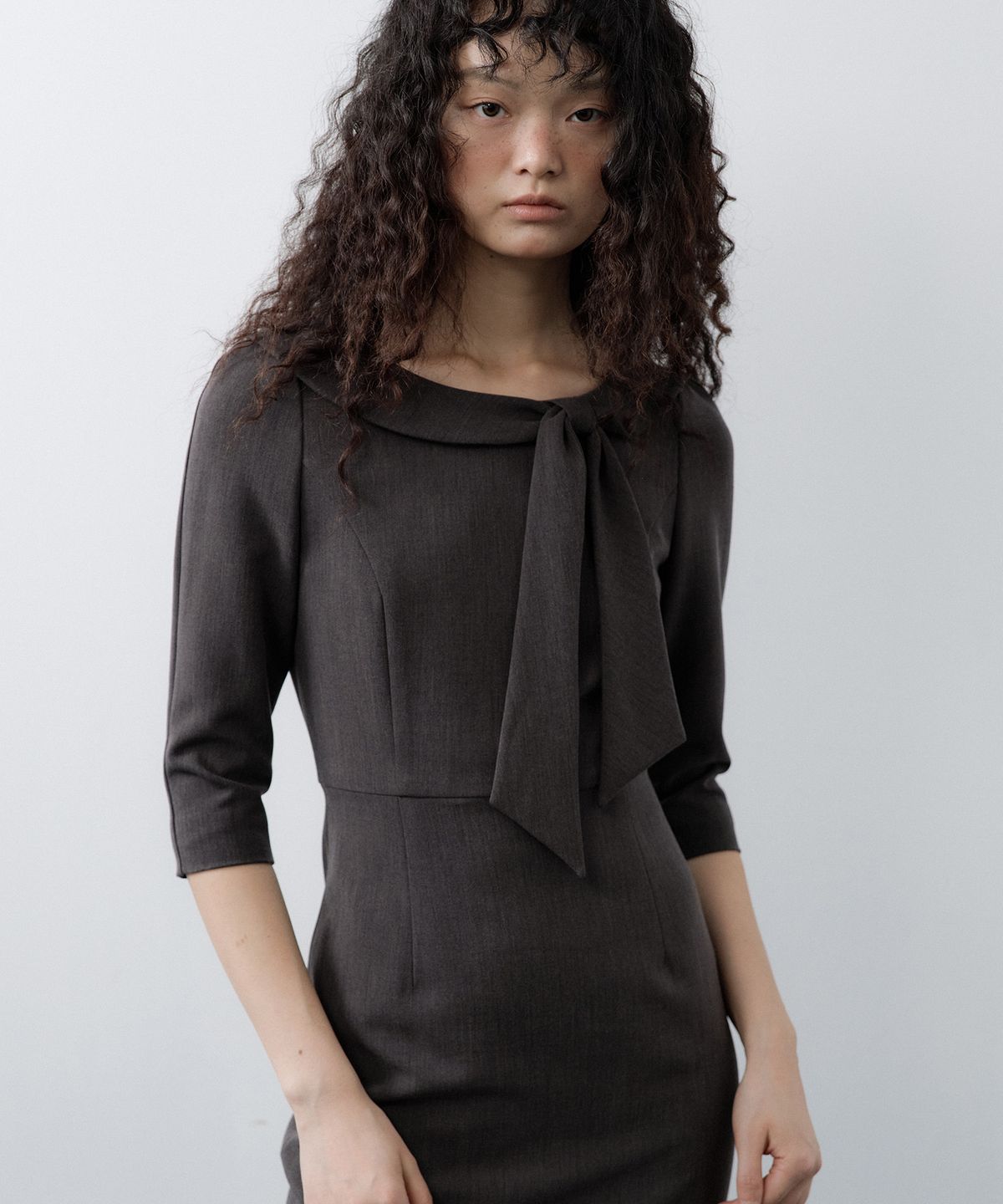 루시르주(LUCIR ZU) Ribbon-Tie Boat Neck Dress (Charcoal)