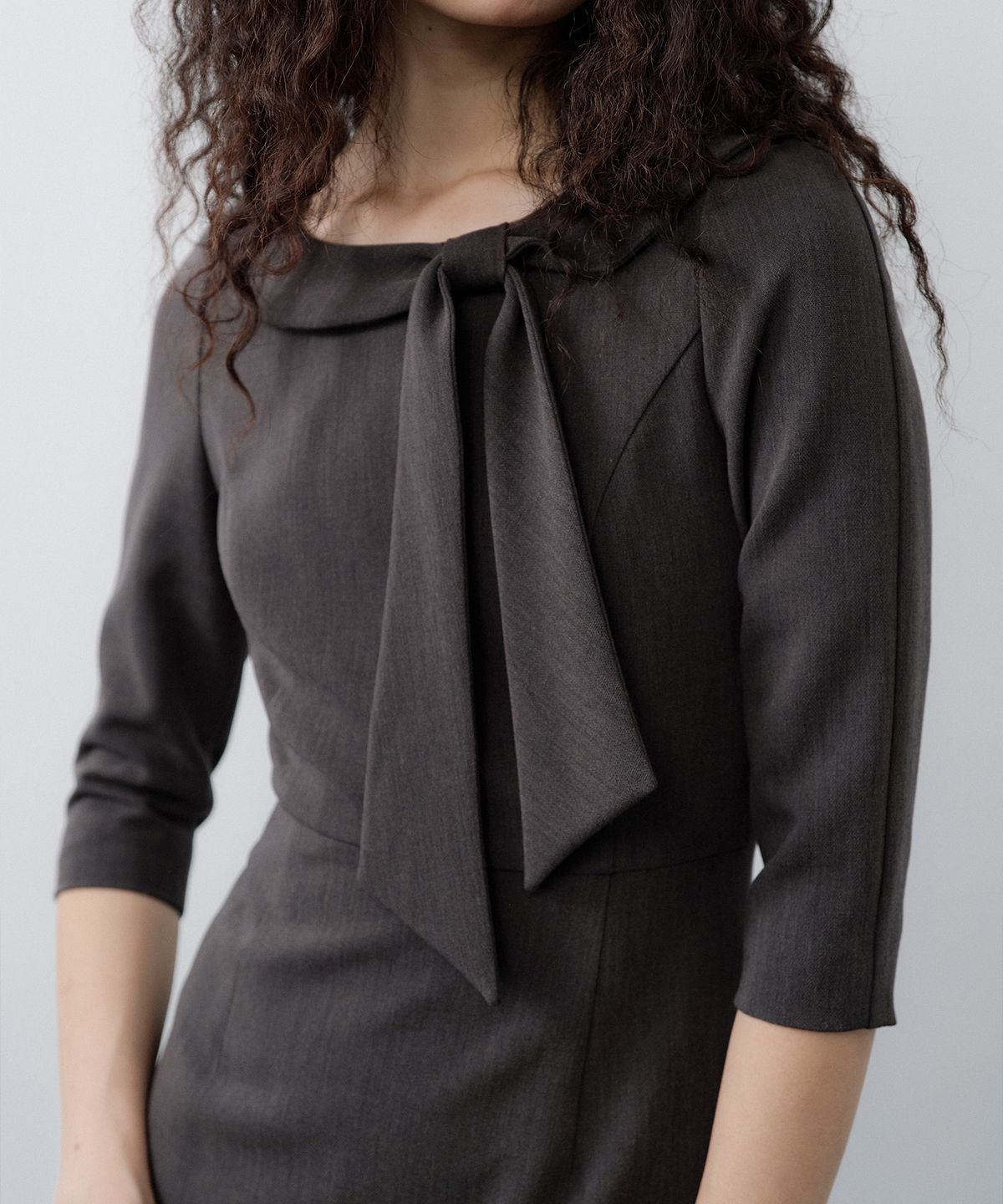 루시르주(LUCIR ZU) Ribbon-Tie Boat Neck Dress (Charcoal)