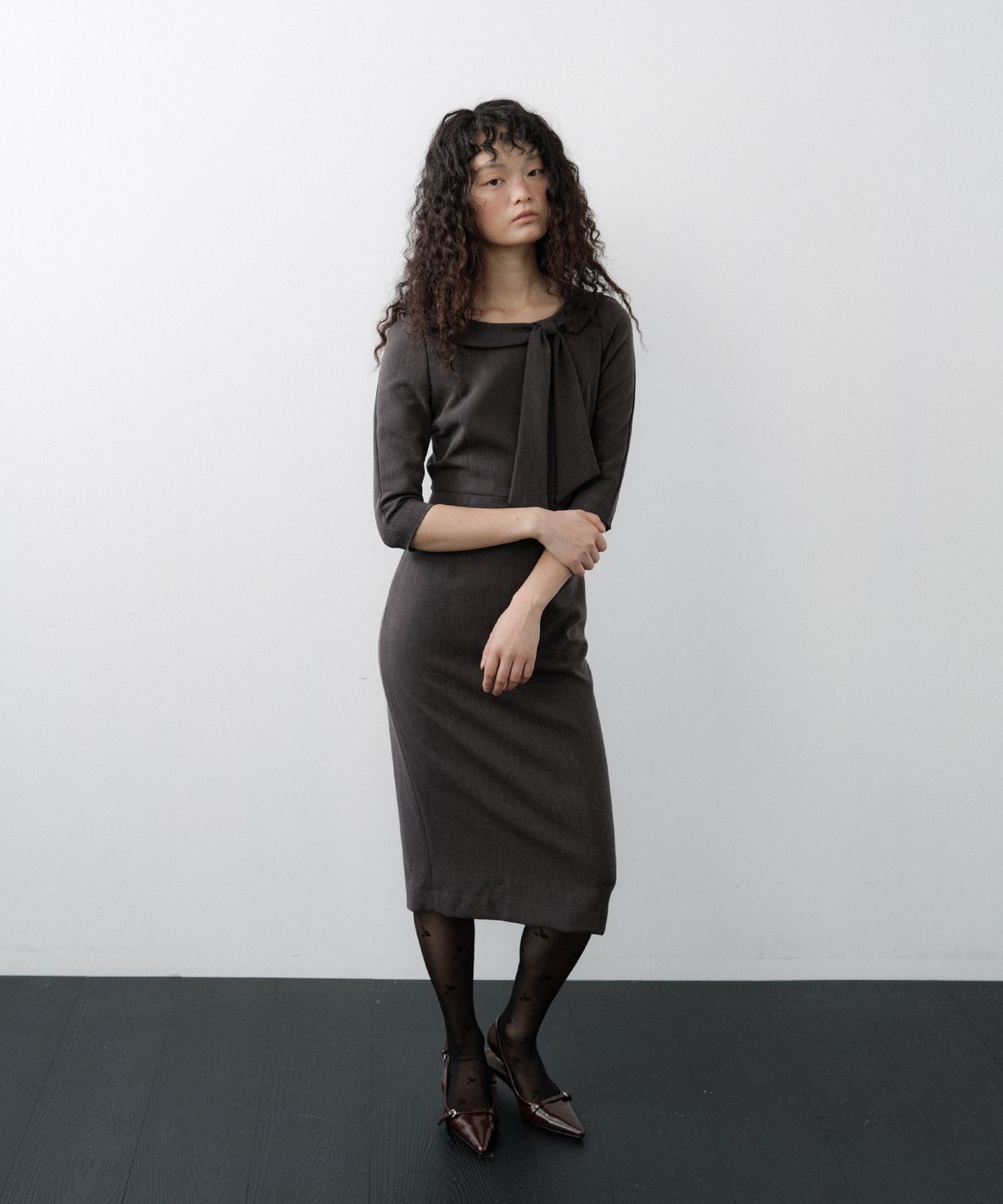 루시르주(LUCIR ZU) Ribbon-Tie Boat Neck Dress (Charcoal)
