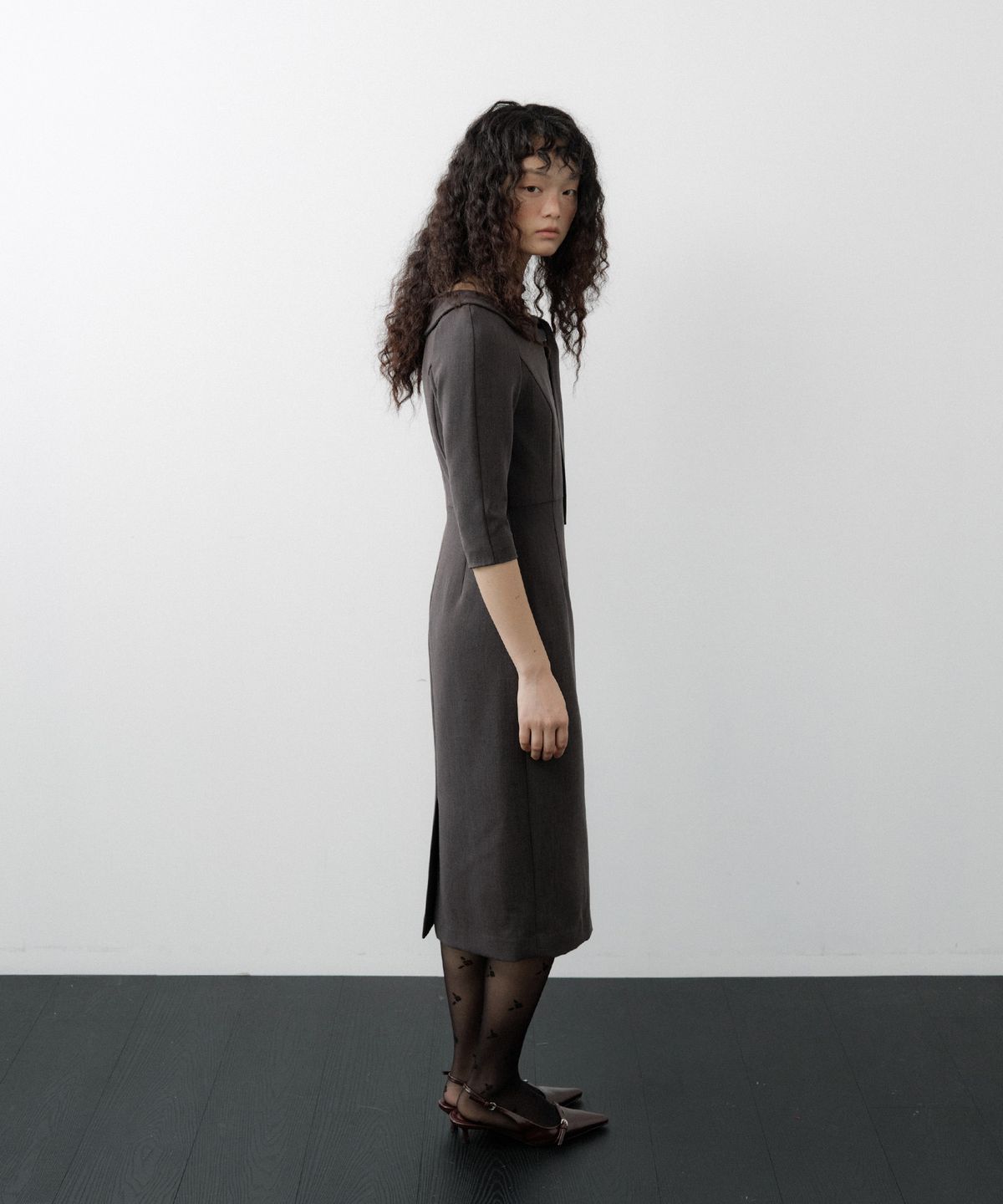 루시르주(LUCIR ZU) Ribbon-Tie Boat Neck Dress (Charcoal)