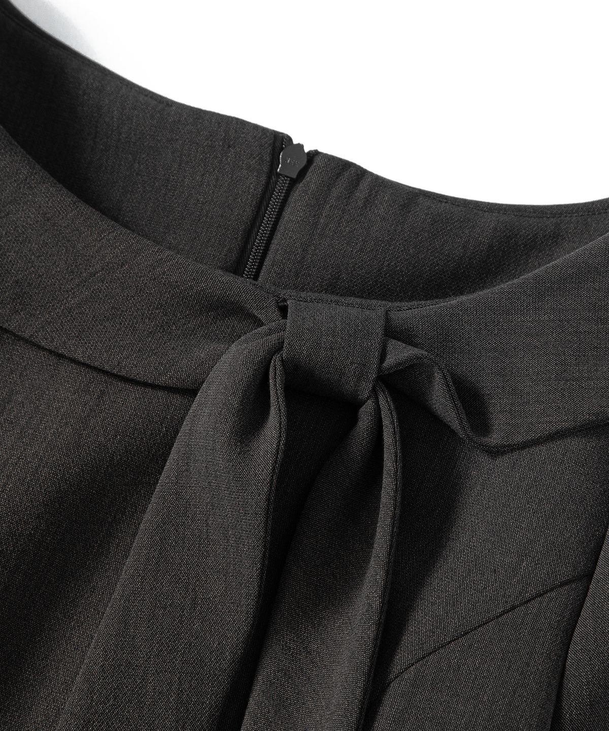 루시르주(LUCIR ZU) Ribbon-Tie Boat Neck Dress (Charcoal)