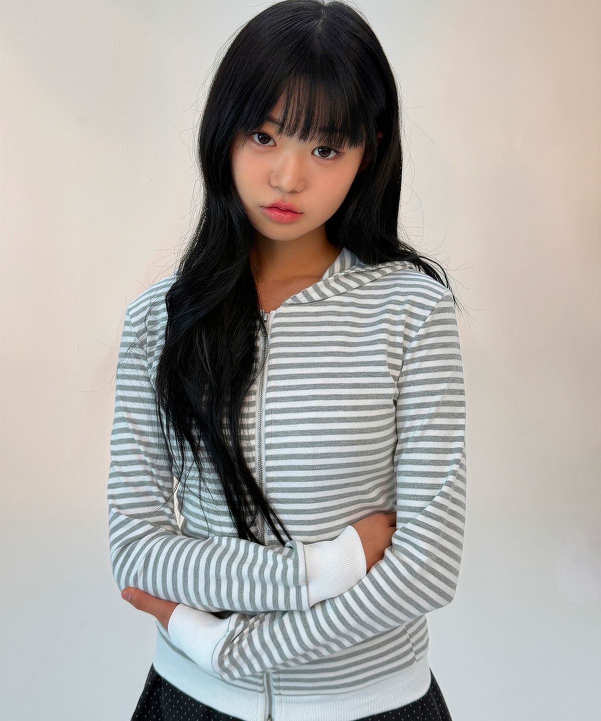 나이엔(NAAIEEN) 스트라이프 슬림핏 후드집업 라이트 그레이