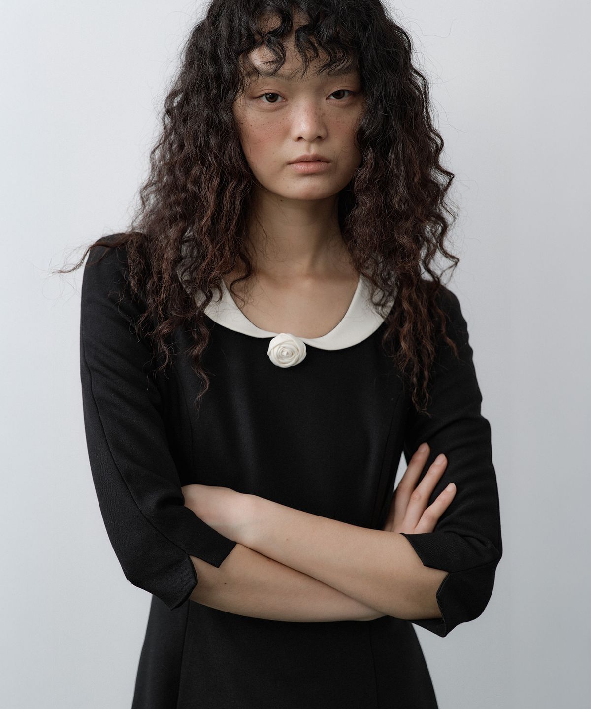루시르주(LUCIR ZU) Rosalie U-Neck Dress & Corsage Set (Black)