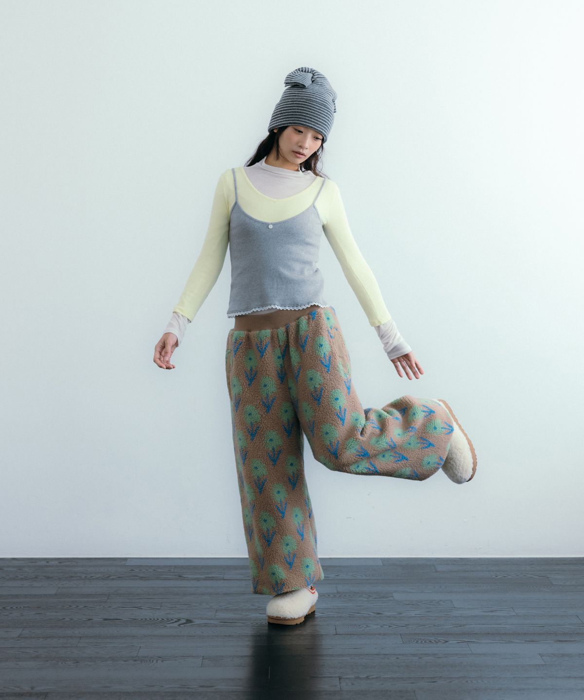 이요우아(IYOWUAH) Floral Fleece Jogger Pants, Beige