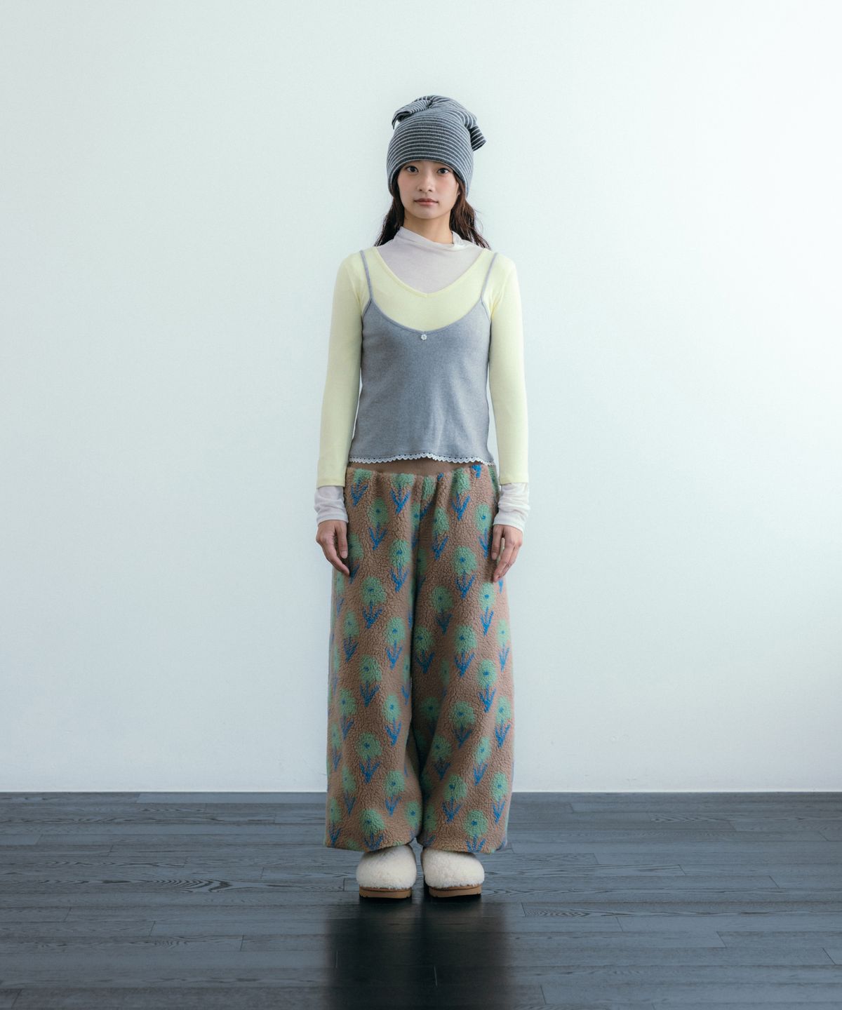 이요우아(IYOWUAH) Floral Fleece Jogger Pants, Beige