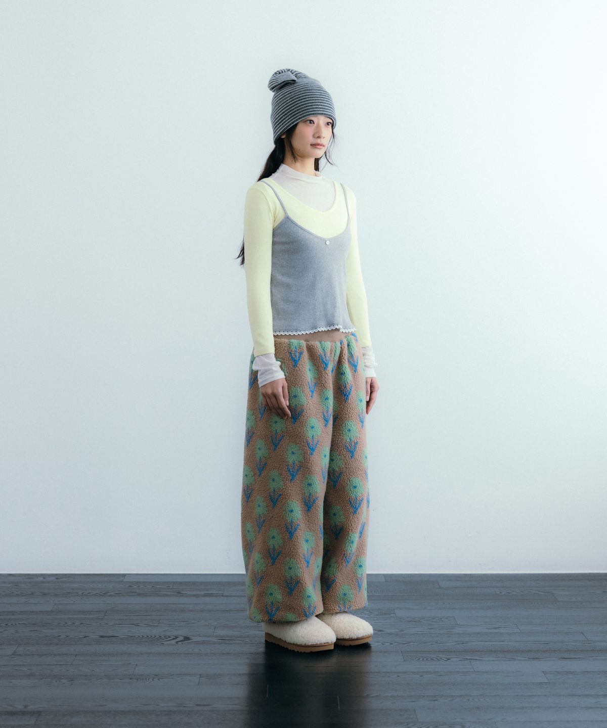 이요우아(IYOWUAH) Floral Fleece Jogger Pants, Beige