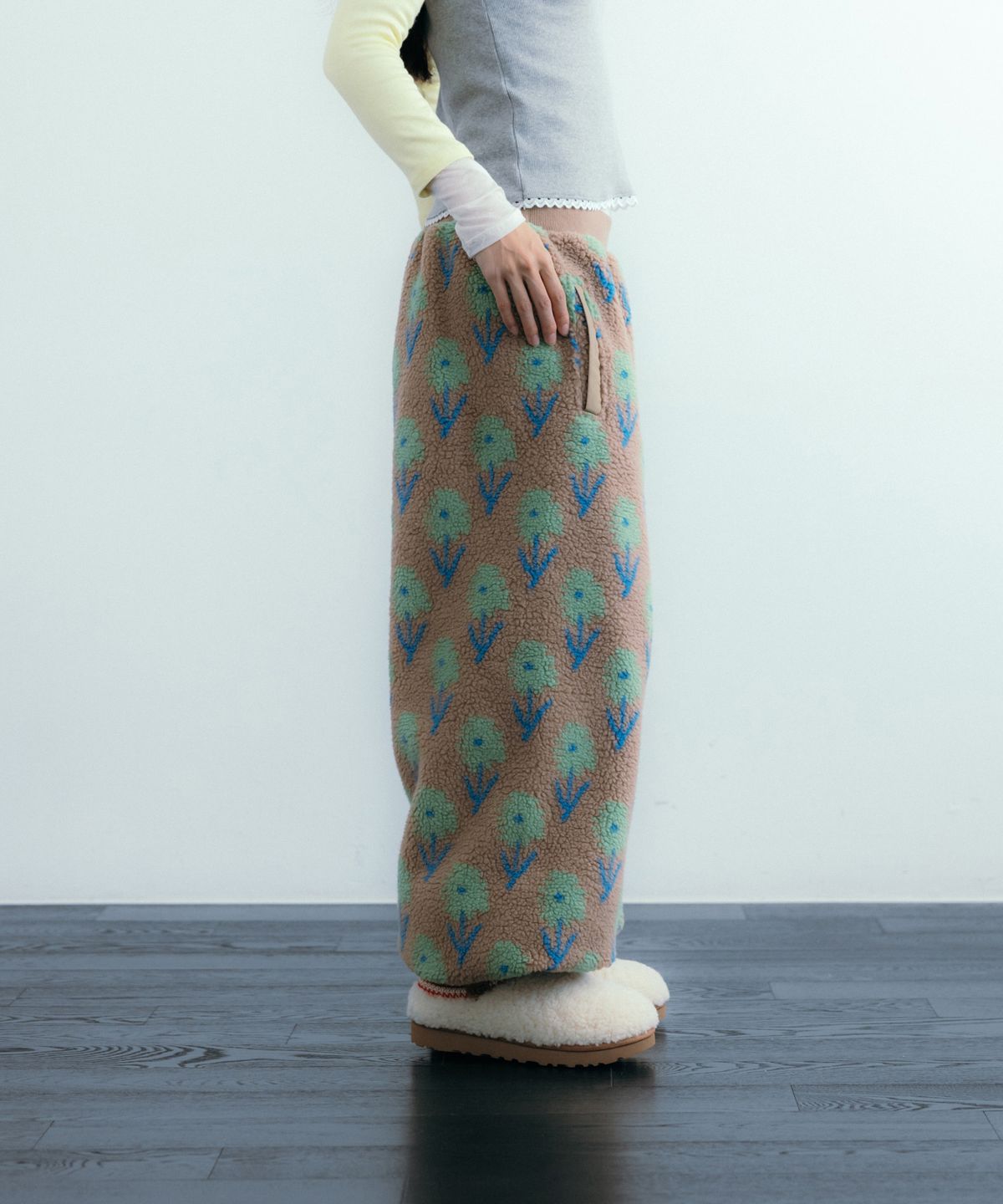 이요우아(IYOWUAH) Floral Fleece Jogger Pants, Beige