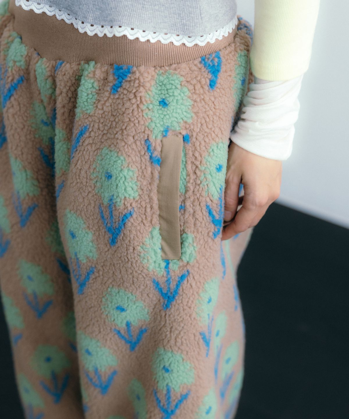 이요우아(IYOWUAH) Floral Fleece Jogger Pants, Beige