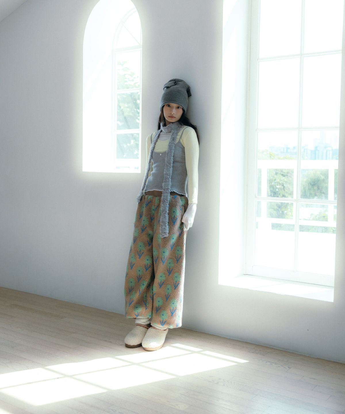 이요우아(IYOWUAH) Floral Fleece Jogger Pants, Beige