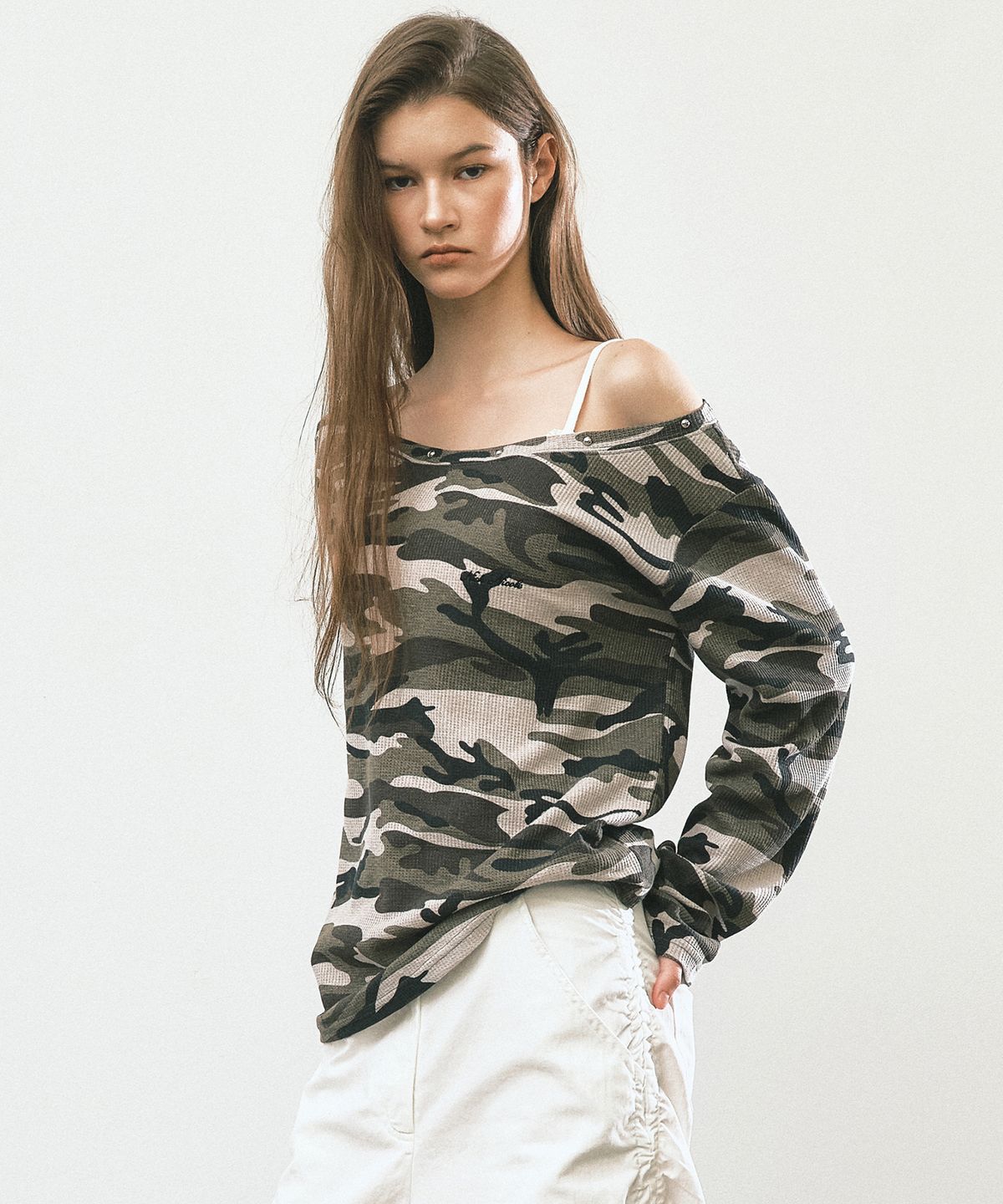 닉앤니콜(NICK&NICOLE) CAMO OFF SHOULDER TOP_BEIGE