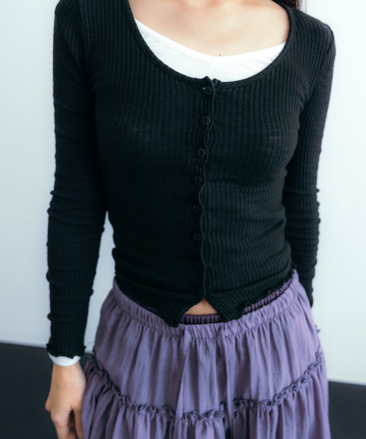 이요우아(IYOWUAH) Flower Button Cardigan, Black