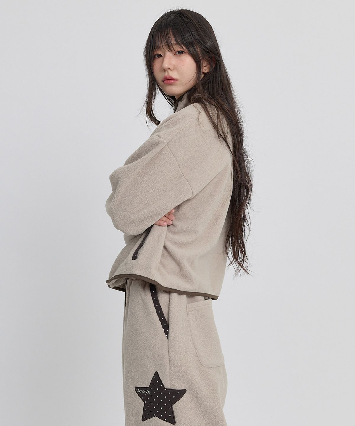와이케이(WAIKEI) 트윈 스타 아플리케 배색 플리스 집업 베이지