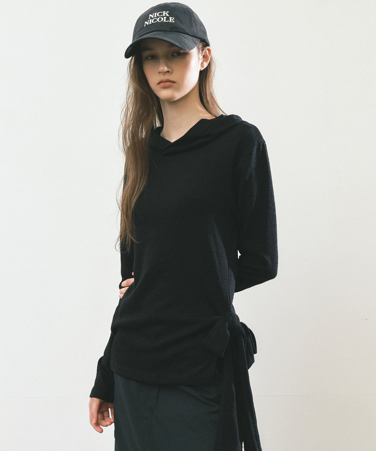닉앤니콜(NICK&NICOLE) STRAP HOOD LONG SLEEVE TOP_BLACK