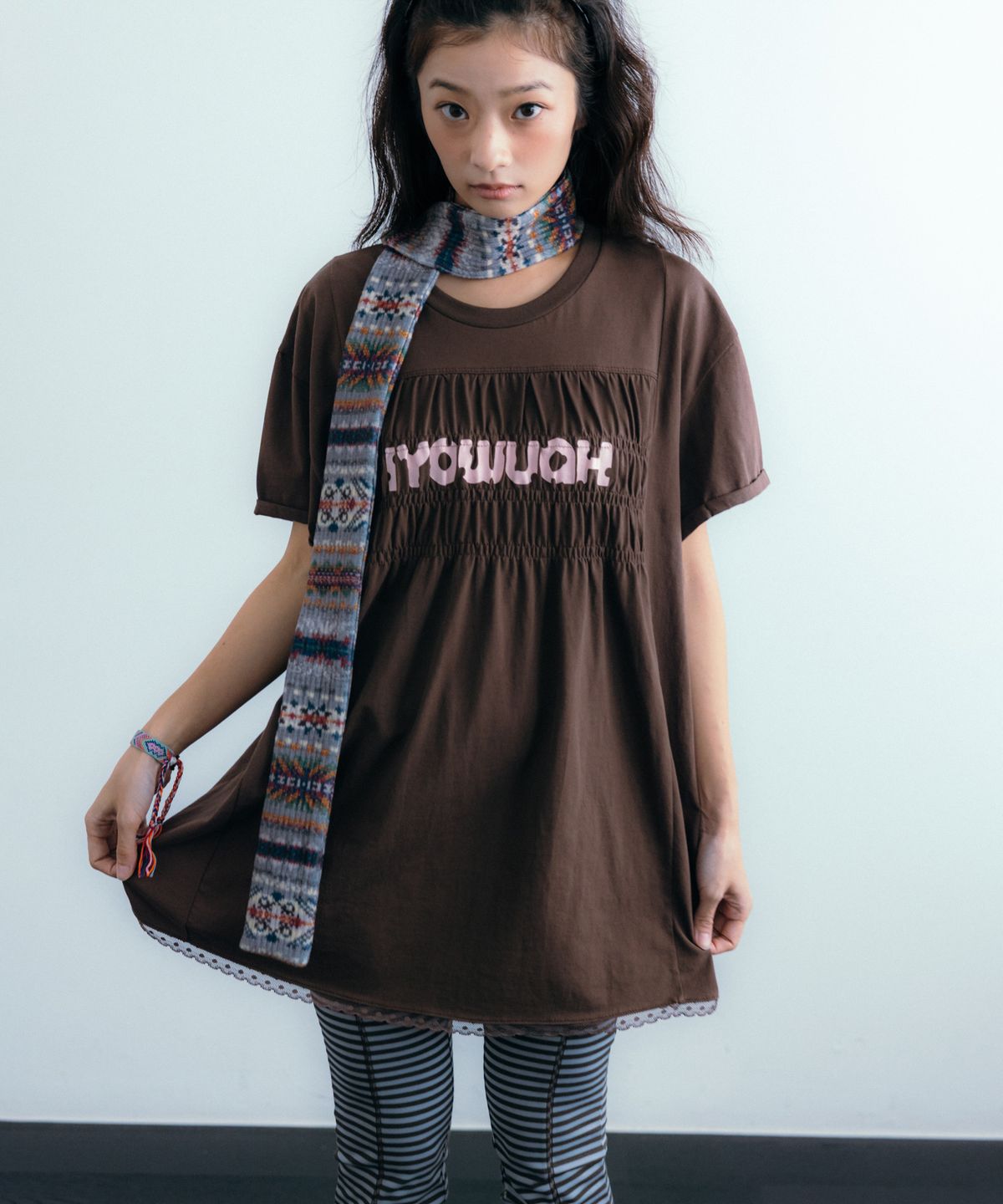 이요우아(IYOWUAH) Logo Shirring Short Sleeve, Brown