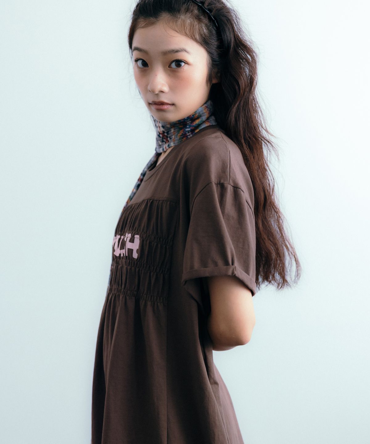 이요우아(IYOWUAH) Logo Shirring Short Sleeve, Brown