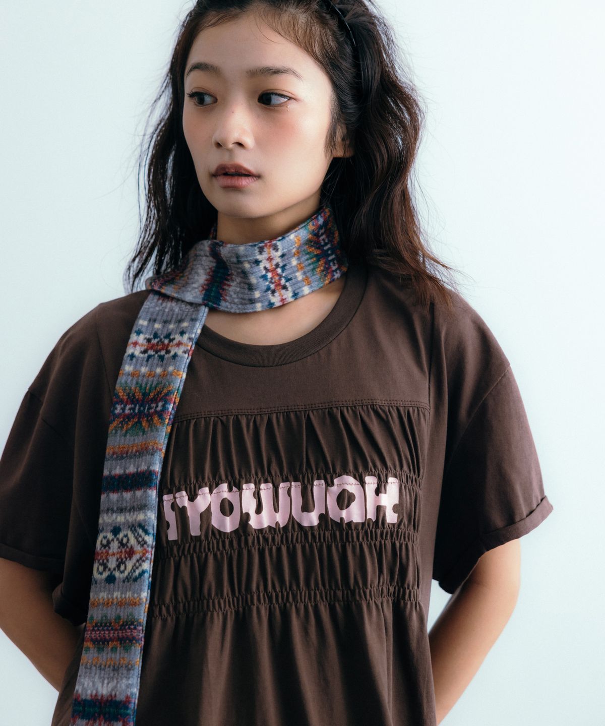 이요우아(IYOWUAH) Logo Shirring Short Sleeve, Brown