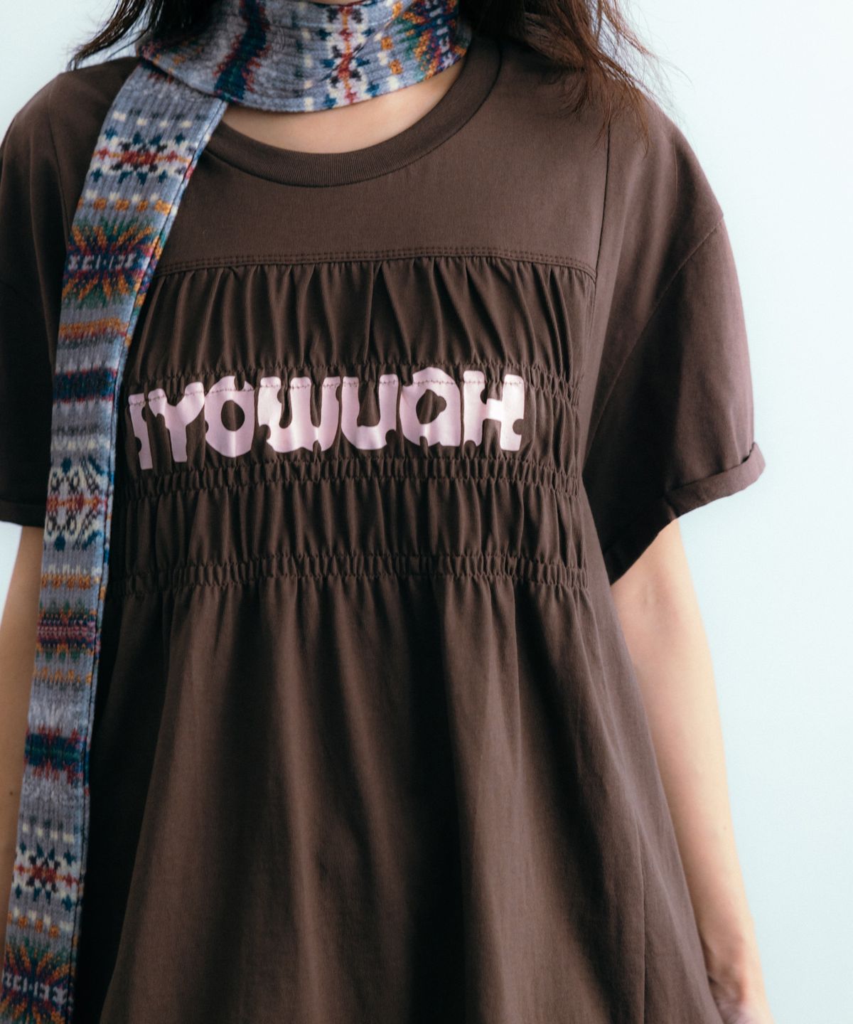 이요우아(IYOWUAH) Logo Shirring Short Sleeve, Brown
