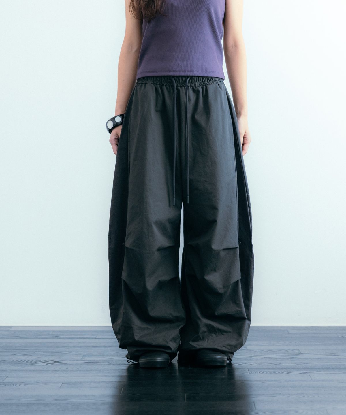 이요우아(IYOWUAH) Side Panel Parachute Pants, Charcoal