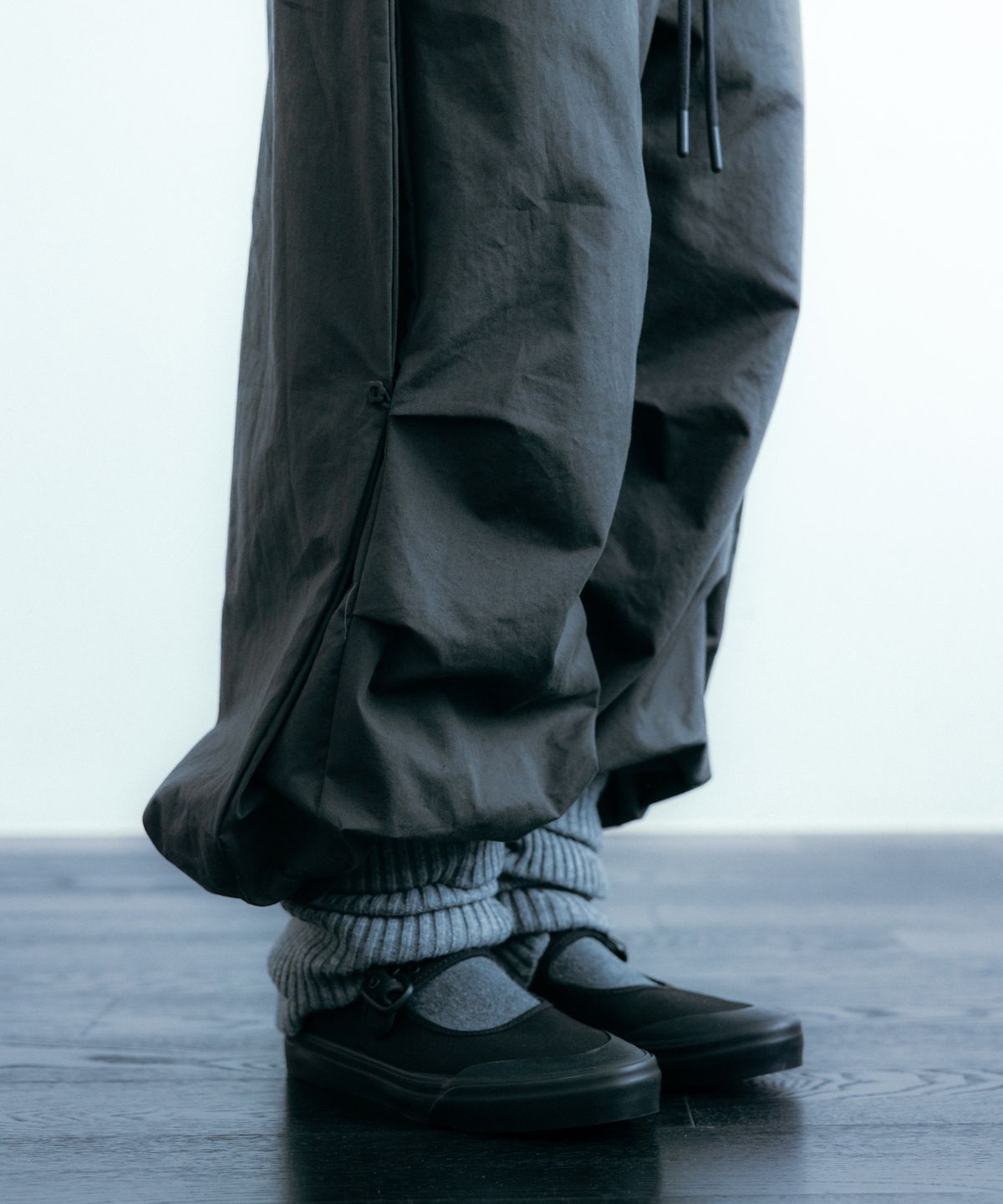 이요우아(IYOWUAH) Side Panel Parachute Pants, Charcoal