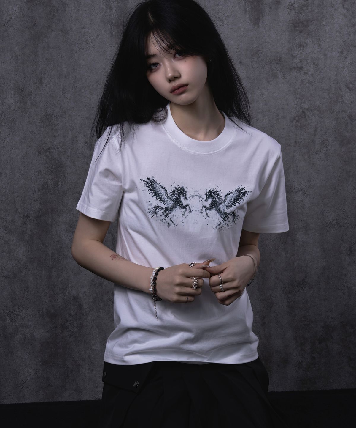 알트코드 아카이브(ALTCODE ARCHIVE) 미러드 페가수스 크레스트 티셔츠 화이트