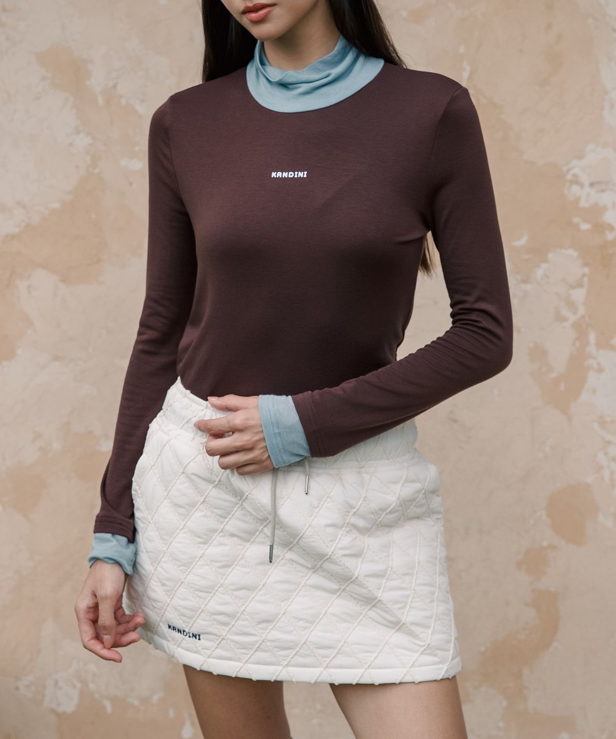 칸디니(KANDINI) 브라운 배색 하이넥 티셔츠