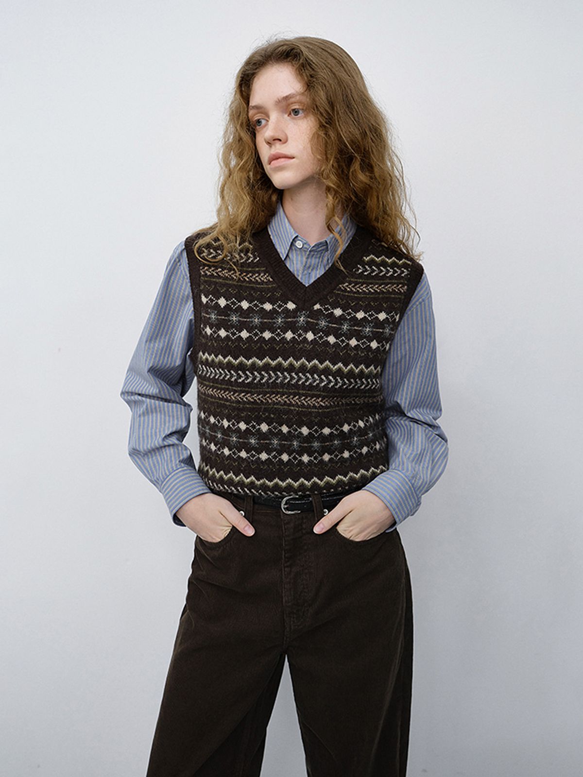 던스트(DUNST) UNISEX CRAFTED V-NECK KNIT VEST_UDSW6C117_DEEP BROWN