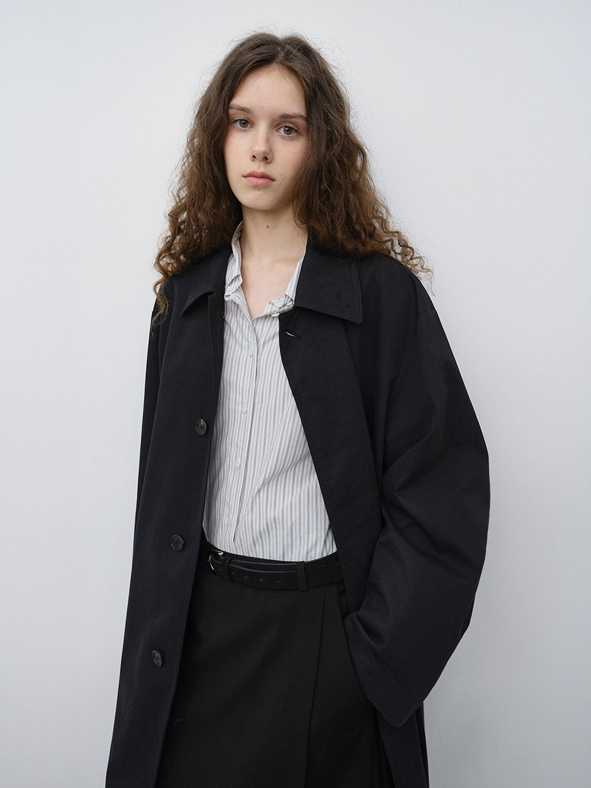 던스트(DUNST) UNISEX REFINED MAC COAT_UDTR6C102_BLACK