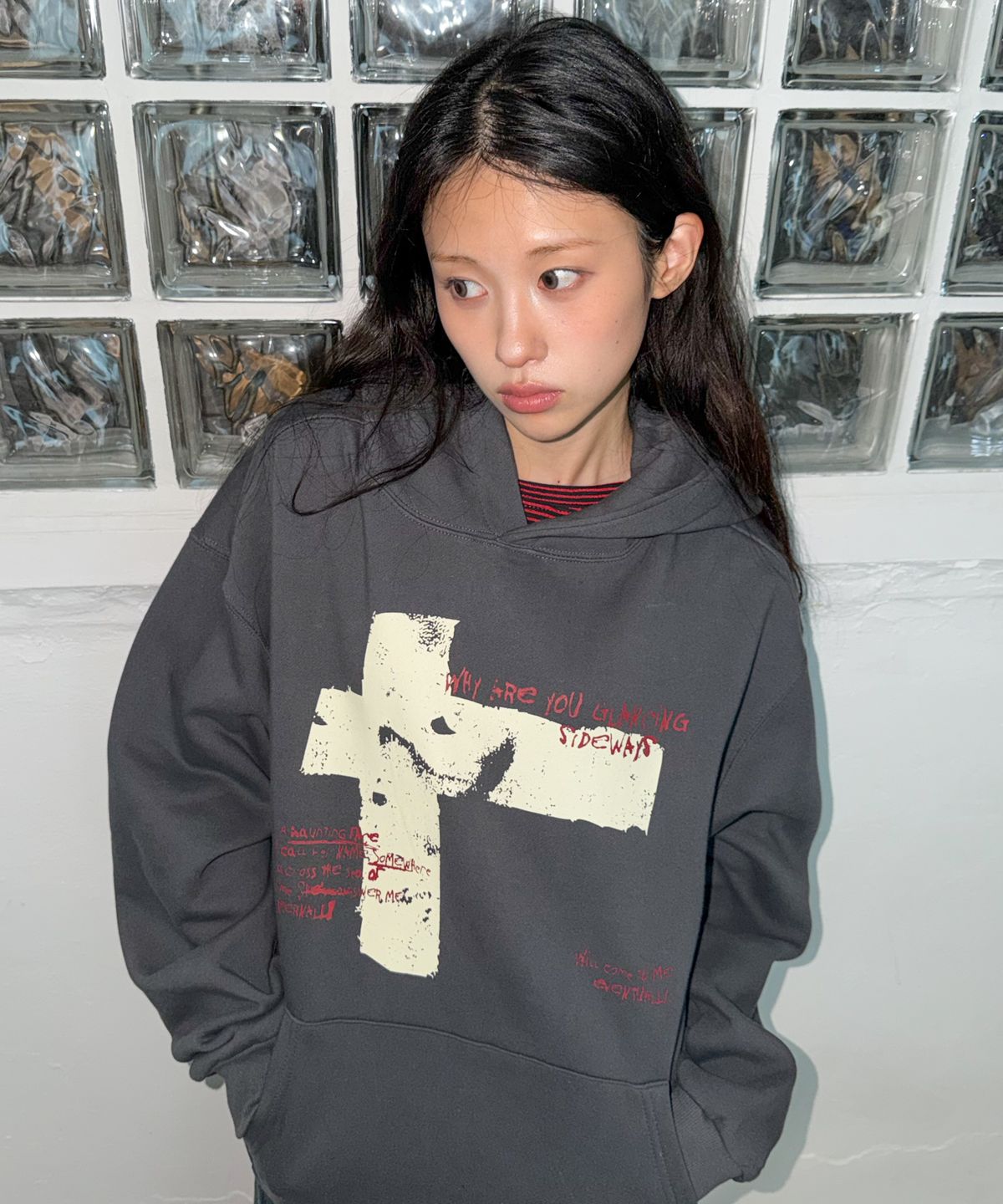 아모우(AMOU) Sideways Hoodie CHACOAL GRAY