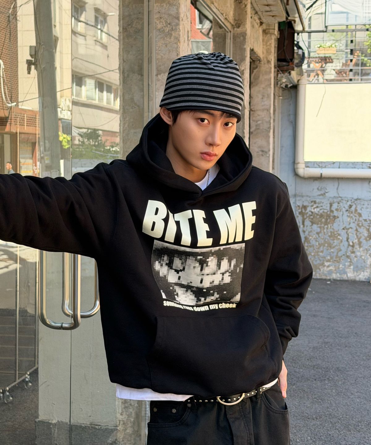 아모우(AMOU) [1000g 고중량] BITE ME Hoodie BLACK