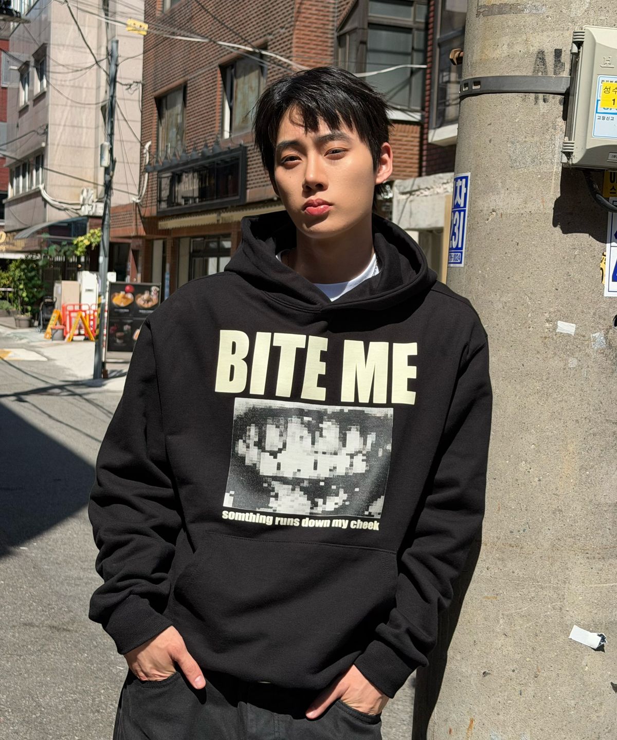 아모우(AMOU) [1000g 고중량] BITE ME Hoodie BLACK