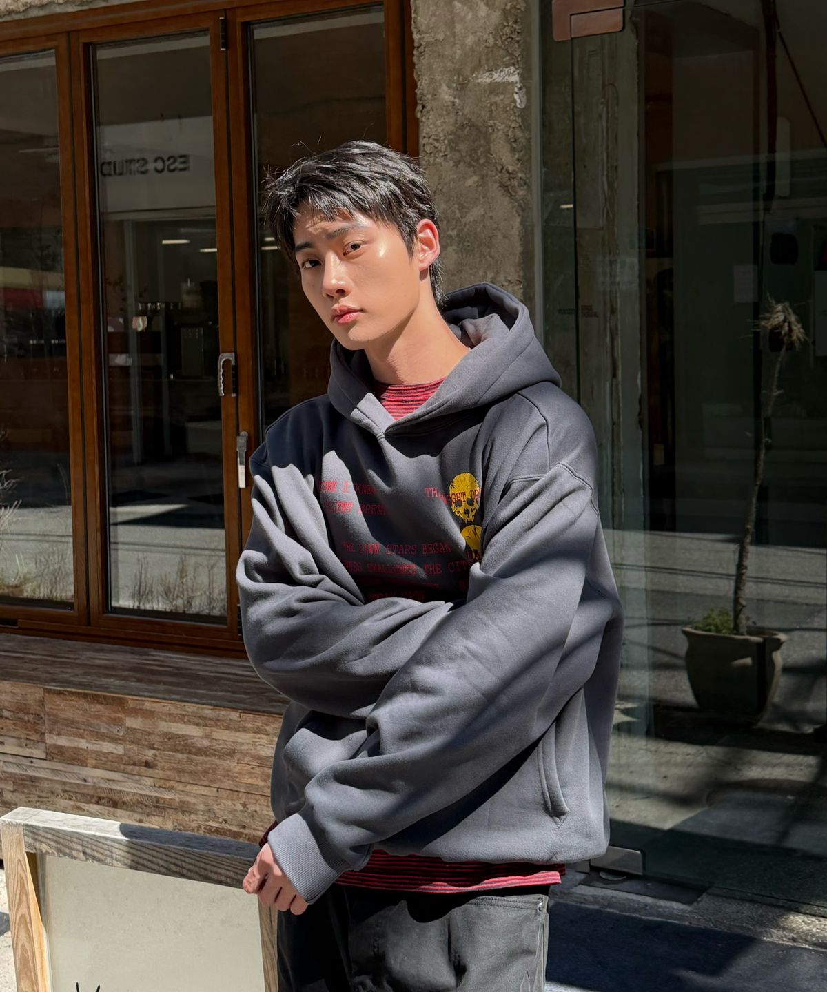 아모우(AMOU) [기모] Skull Letter Hoodie CHACOAL GRAY