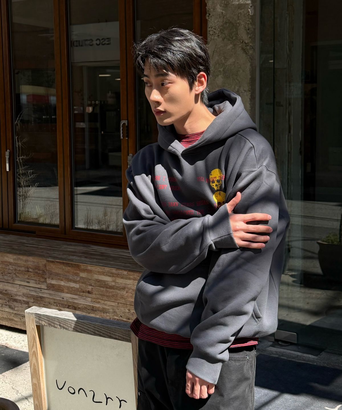 아모우(AMOU) [기모] Skull Letter Hoodie CHACOAL GRAY