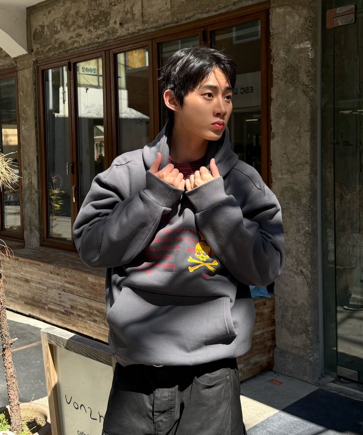 아모우(AMOU) [기모] Skull Letter Hoodie CHACOAL GRAY