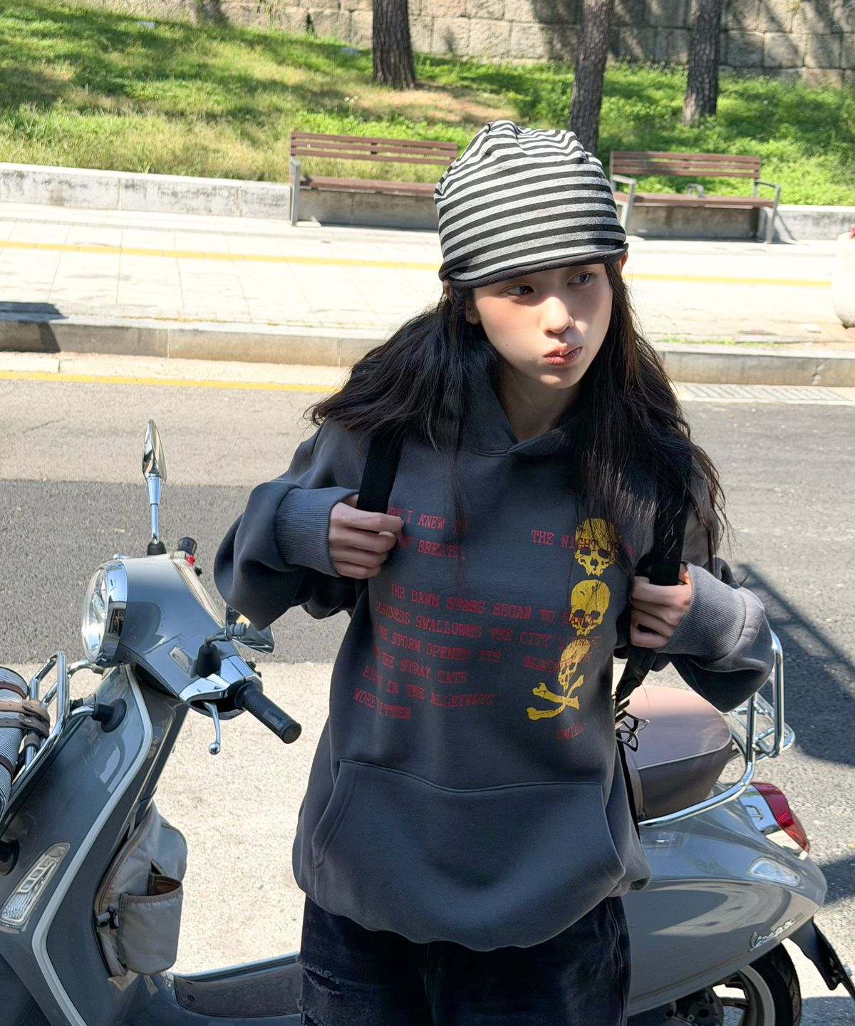 아모우(AMOU) [기모] Skull Letter Hoodie CHACOAL GRAY