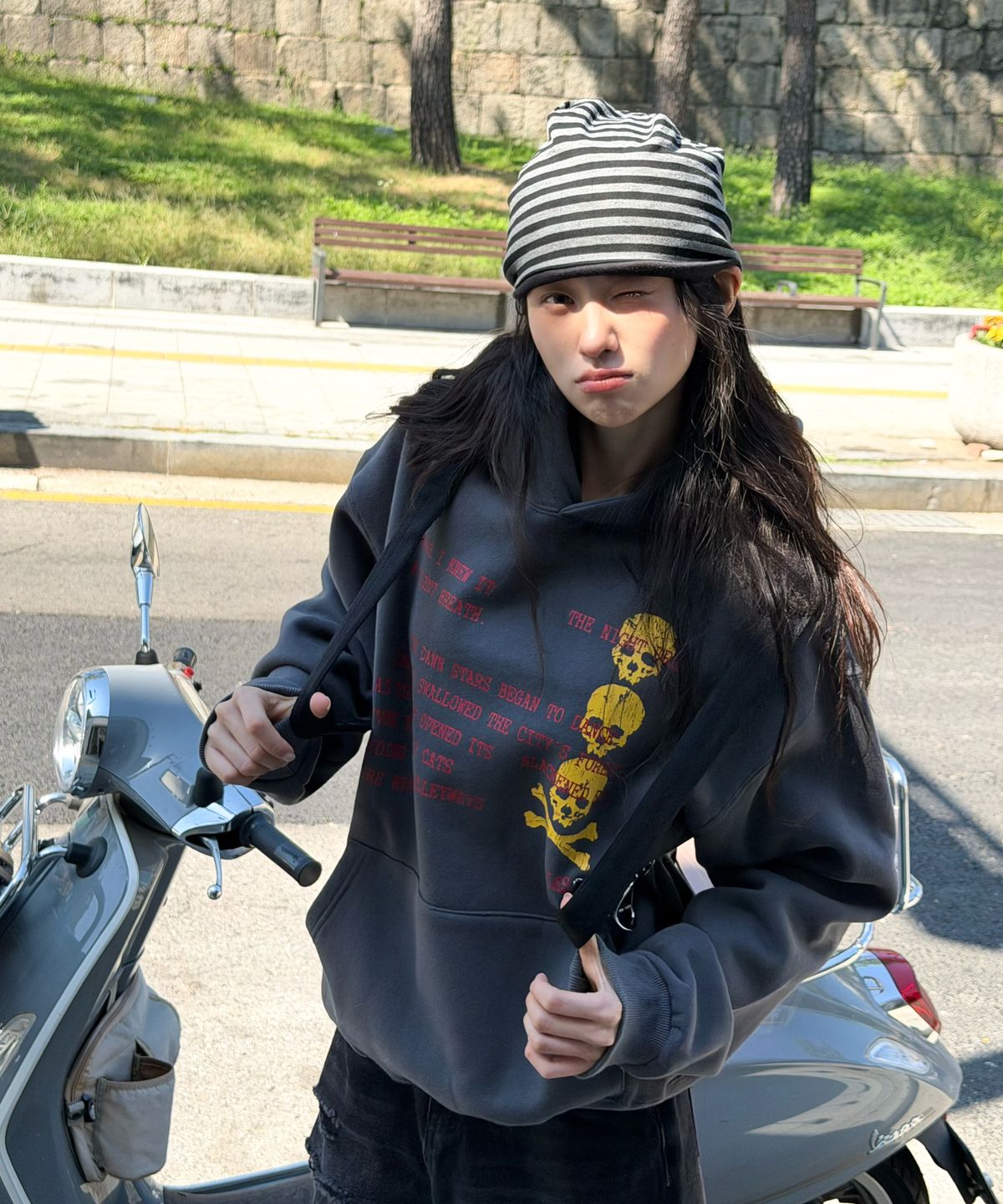 아모우(AMOU) [기모] Skull Letter Hoodie CHACOAL GRAY