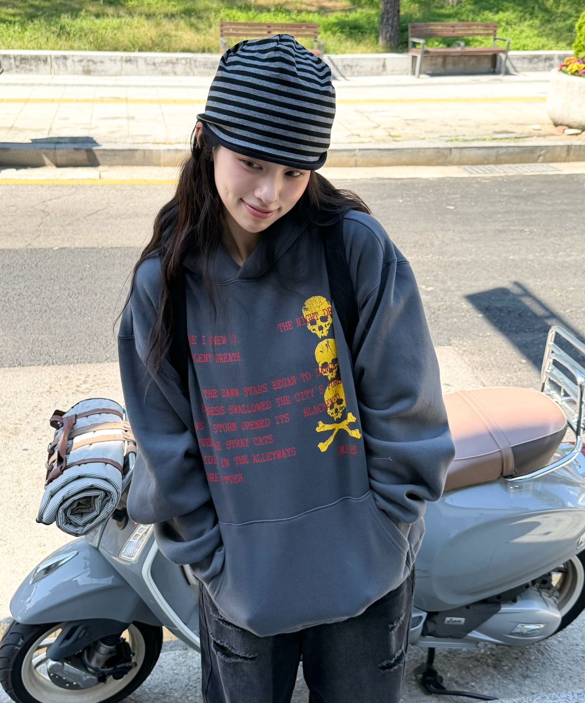 아모우(AMOU) [기모] Skull Letter Hoodie CHACOAL GRAY