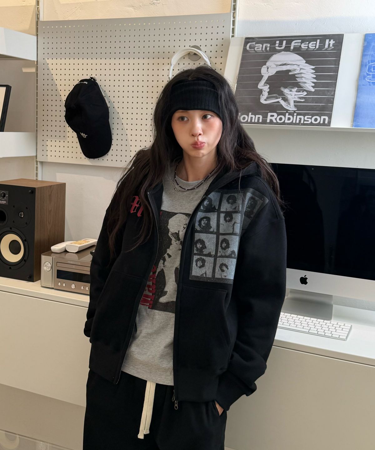 아모우(AMOU) [기모] AM hippy Hoodie Zip-up BLACK
