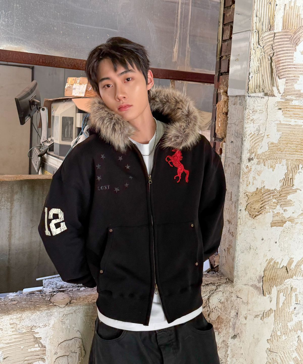 아모우(AMOU) [기모] AMOU Pony Fur Hoodie Zip-up BLACK