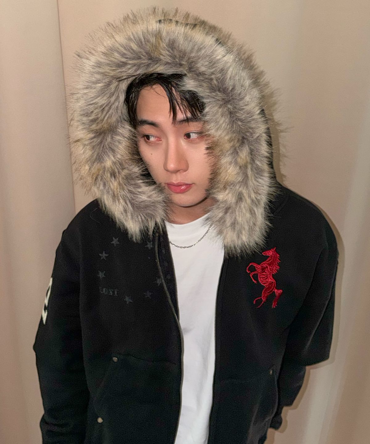 아모우(AMOU) [기모] AMOU Pony Fur Hoodie Zip-up BLACK