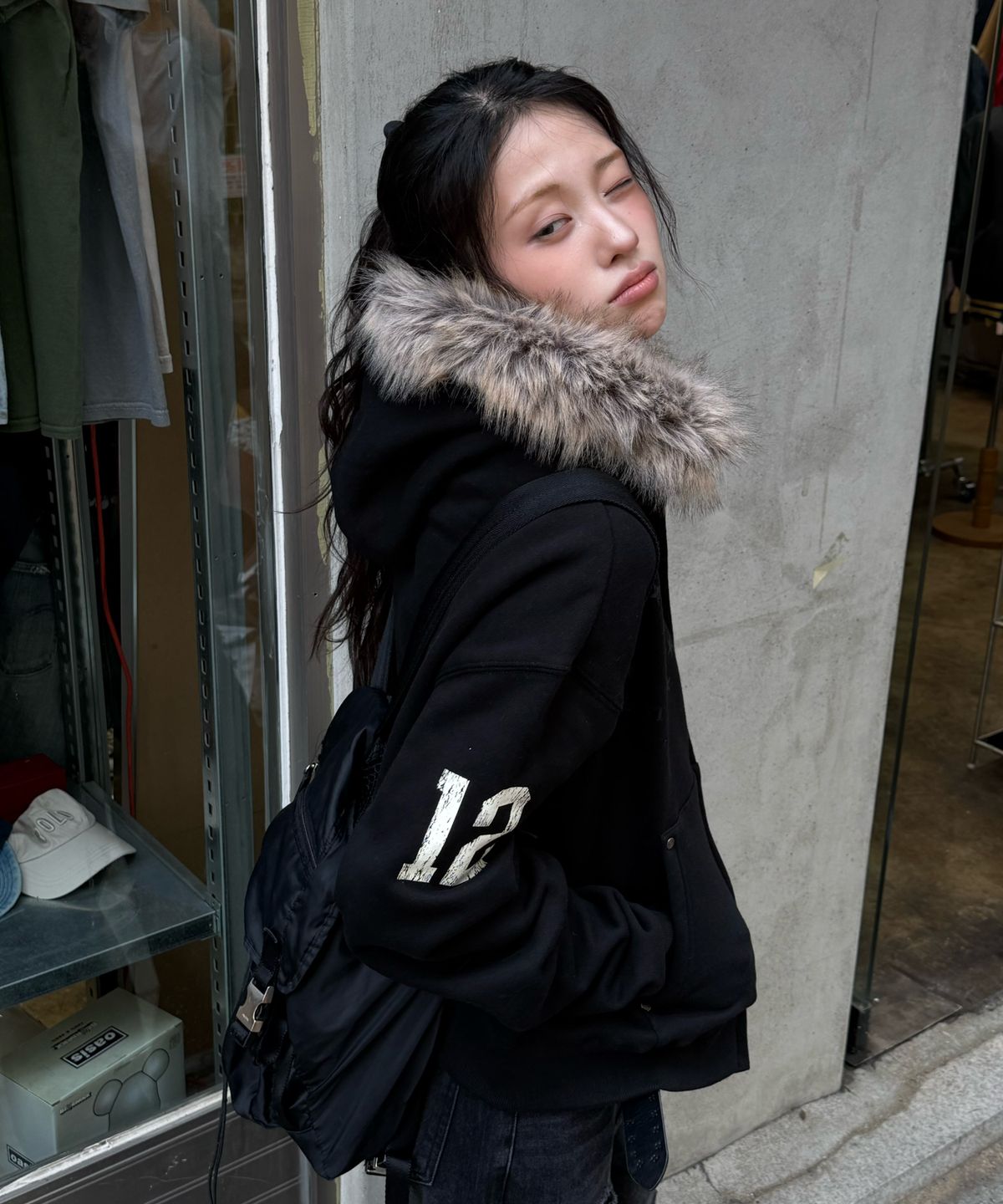 아모우(AMOU) [기모] AMOU Pony Fur Hoodie Zip-up BLACK