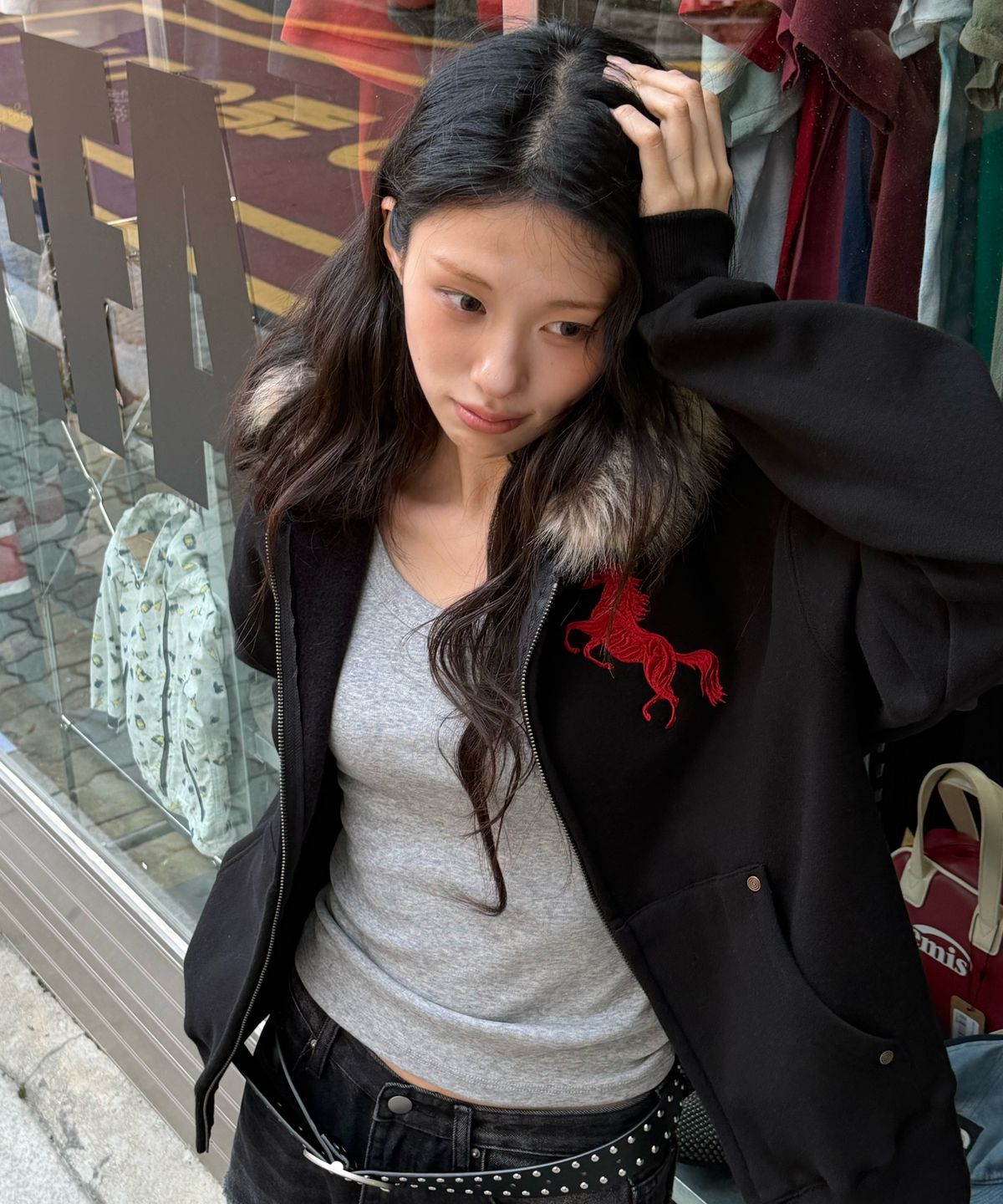 아모우(AMOU) [기모] AMOU Pony Fur Hoodie Zip-up BLACK