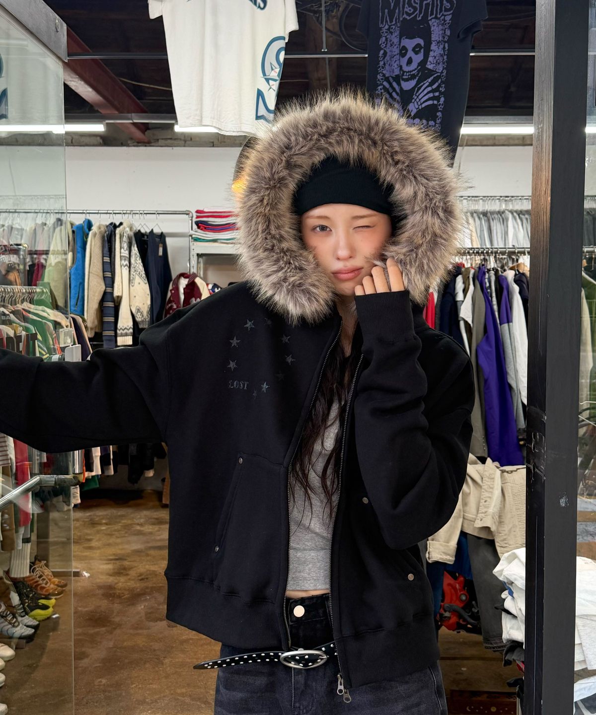 아모우(AMOU) [기모] AMOU Pony Fur Hoodie Zip-up BLACK