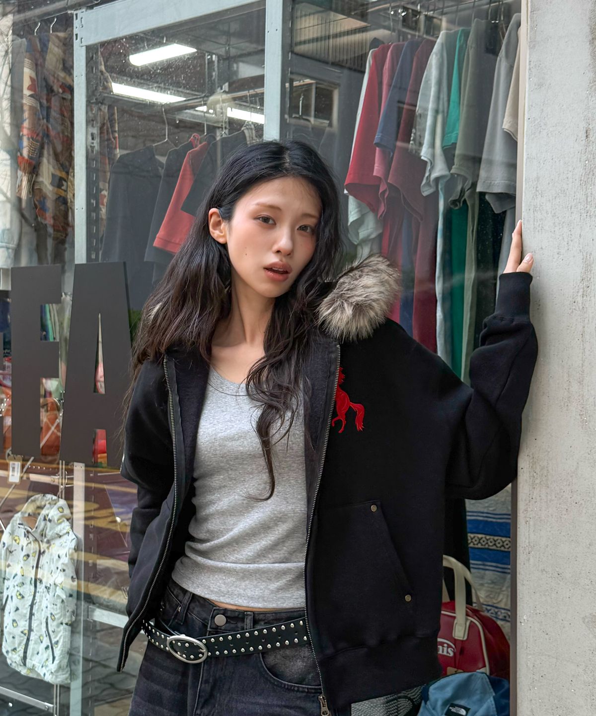 아모우(AMOU) [기모] AMOU Pony Fur Hoodie Zip-up BLACK