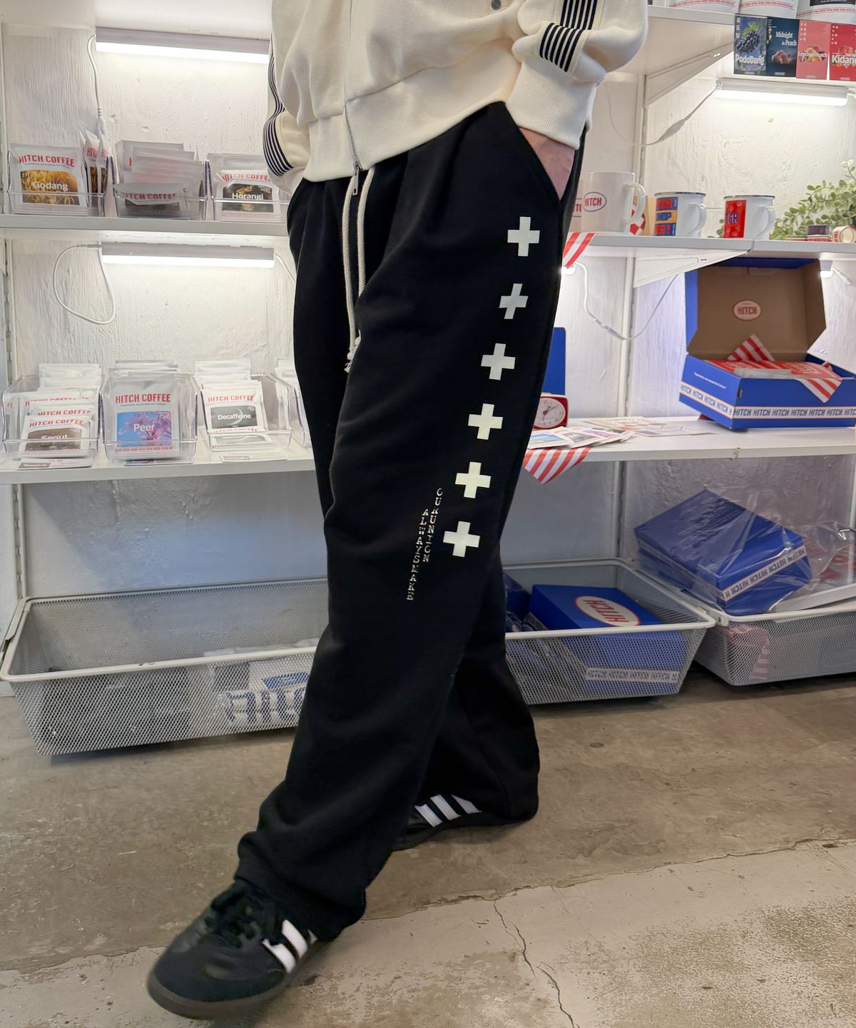 아모우(AMOU) [기모] BIG Cross One Tuck Sweat pants BLACK