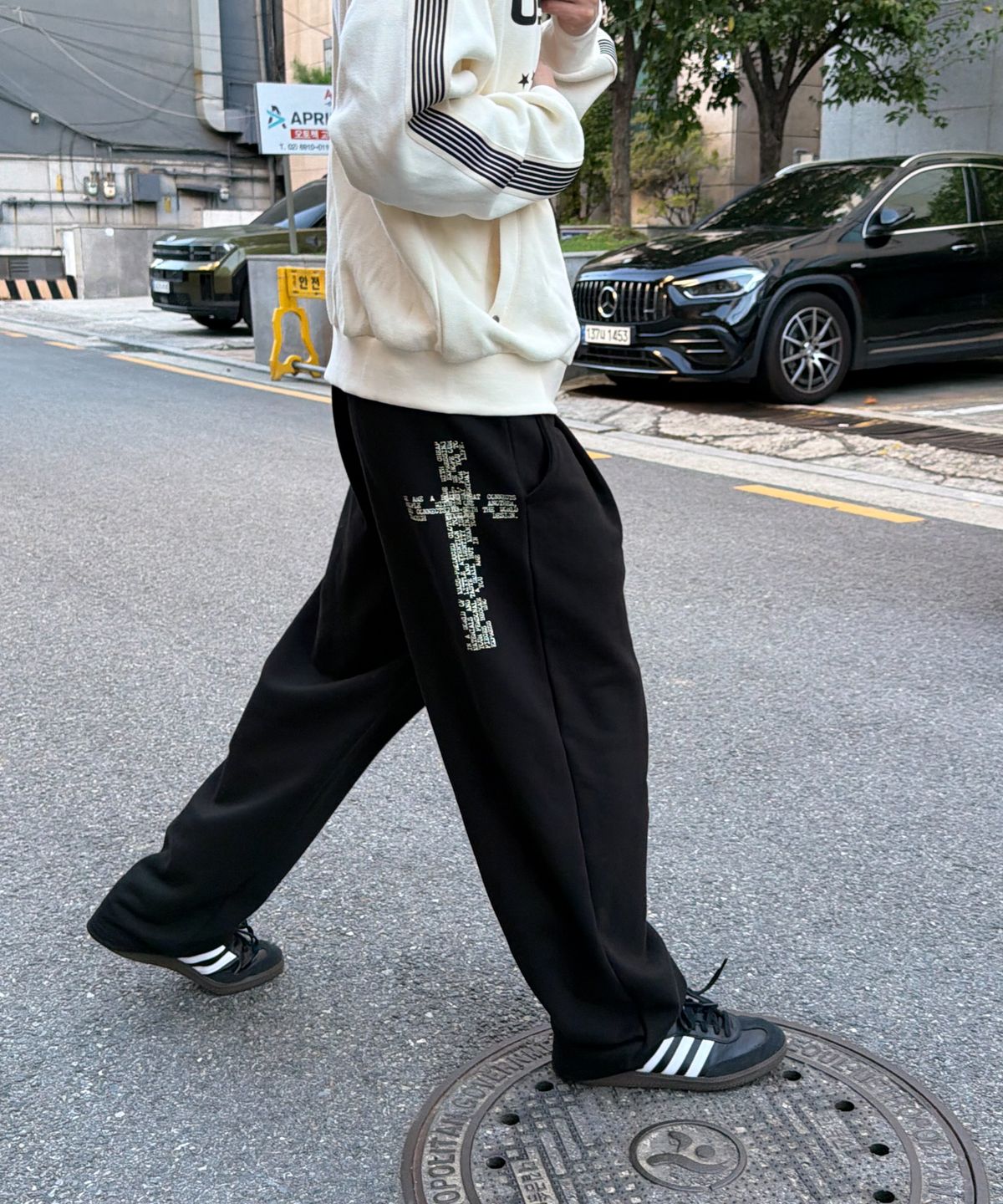 아모우(AMOU) [기모] BIG Cross One Tuck Sweat pants BLACK