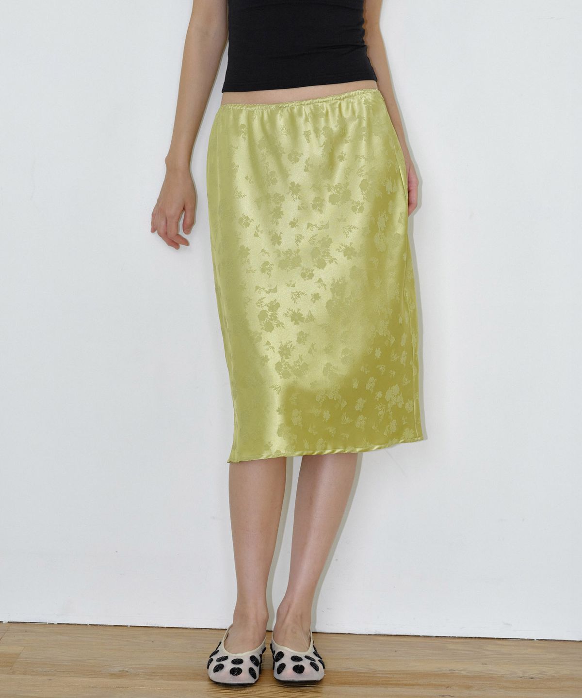 마이스(MAIS) SATIN FLORAL MIDI SKIRT / OLIVE